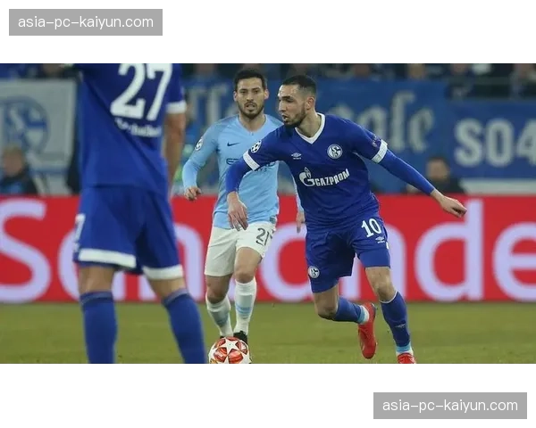 特写：终场哨响，40岁的蒙彼利埃队长独自绕场向看台致意