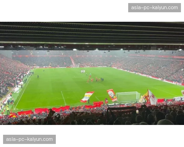 特写：安菲尔德KOP看台在第96分钟为希尔斯堡惨案遇难者默哀