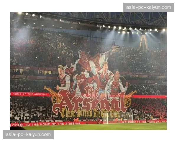 特写：北伦敦德比雨战中，孙兴慜为小球迷递上雨披