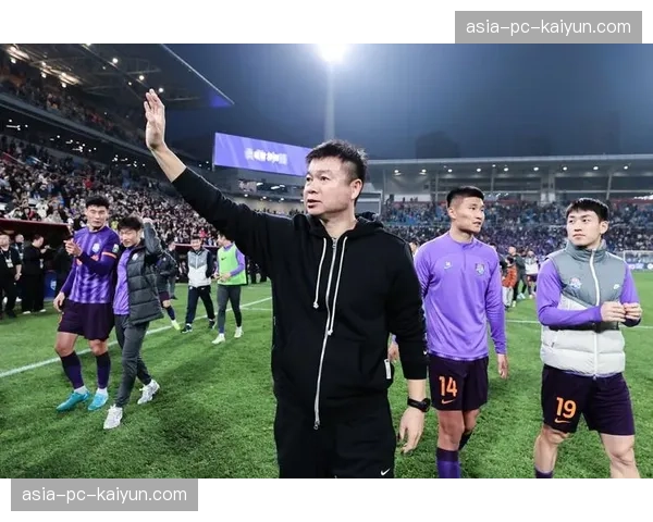 通讯:武汉三镇客场绝平天津津门虎,全队赛后谢场感谢远征球迷。 通讯:武汉三镇客场绝平天津津门虎,全队赛后谢场感谢远征球迷。