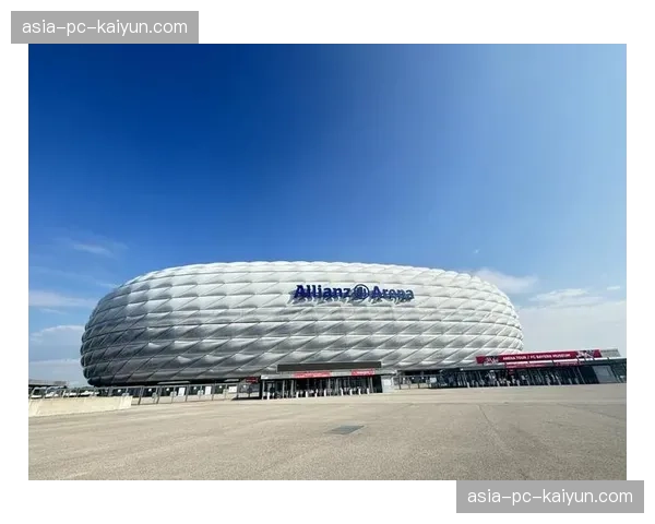 慕尼黑安联球场完成欧冠决赛前最后一次草皮铺设，场地状况获欧足联盛赞